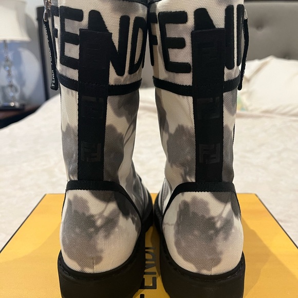 AUTHENTIC FENDI BOOTS - Picture 11 of 11